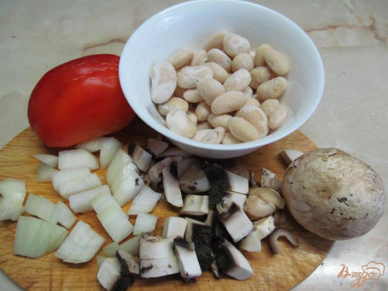 Фото приготовление рецепта: Салат с фасолью и грибами шаг №1