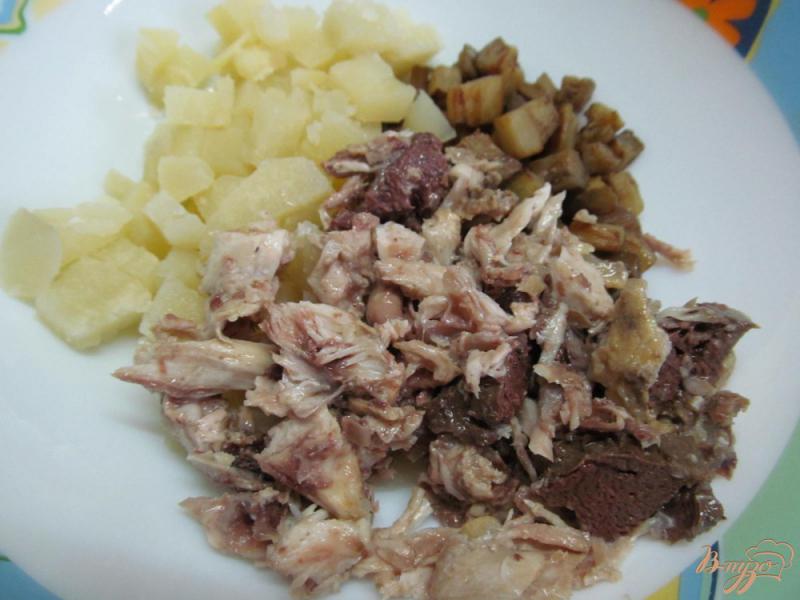 Фото приготовление рецепта: Теплый салат из баклажана и курицы шаг №3