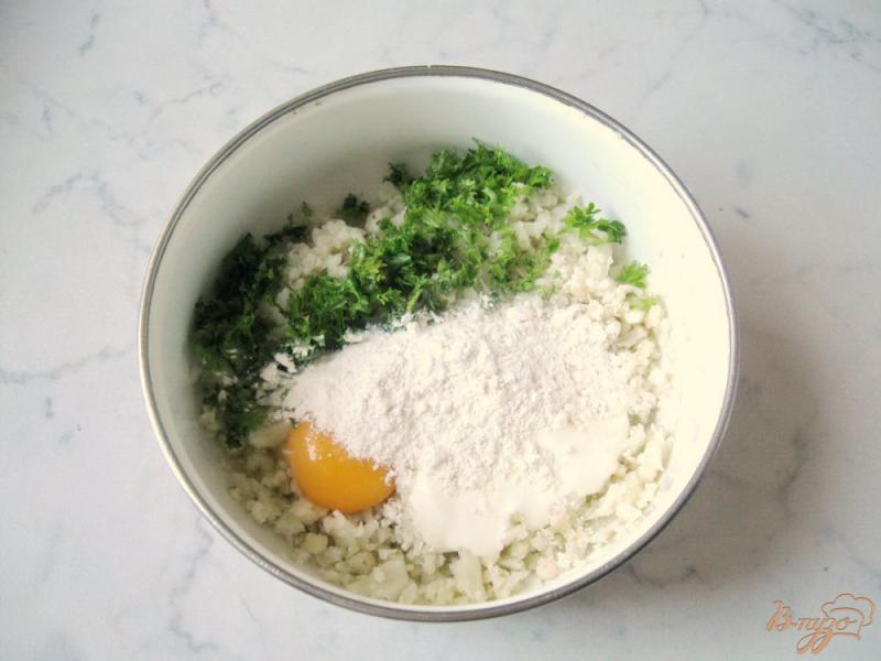 Фото приготовление рецепта: Оладьи из цветной капусты с зеленью шаг №6