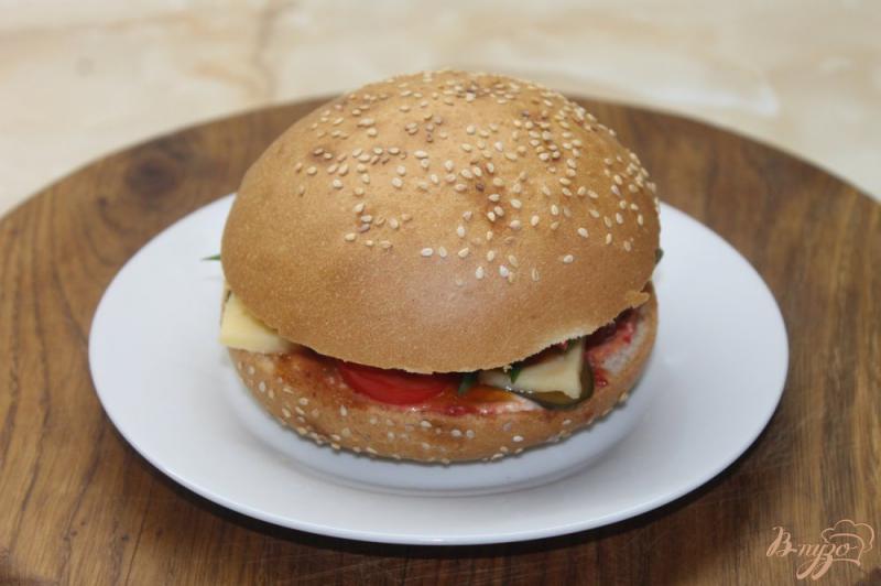 Фото приготовление рецепта: Гамбургер с куриной котлетой и овощами шаг №8