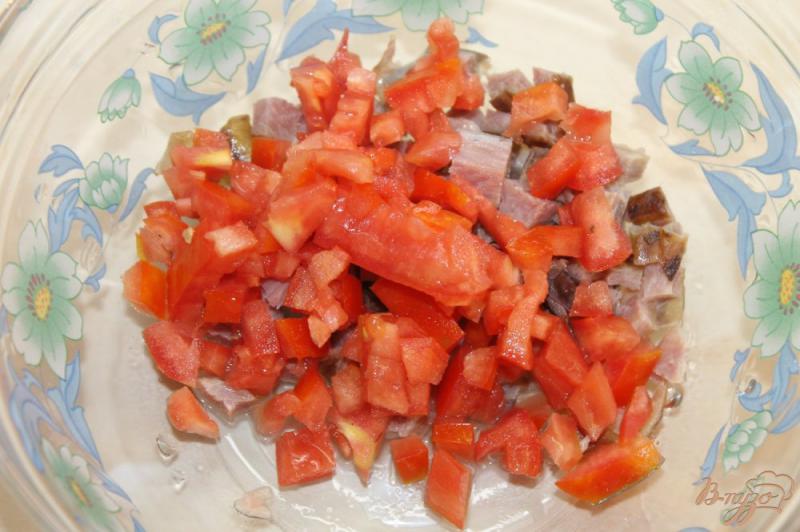 Фото приготовление рецепта: Картофель с начинкой из помидора и копченого куриного мяса шаг №3