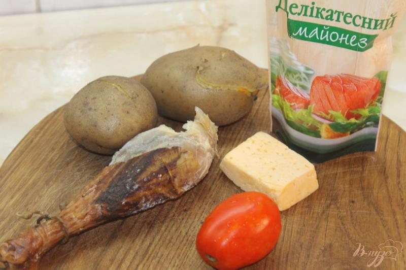 Фото приготовление рецепта: Картофель с начинкой из помидора и копченого куриного мяса шаг №1