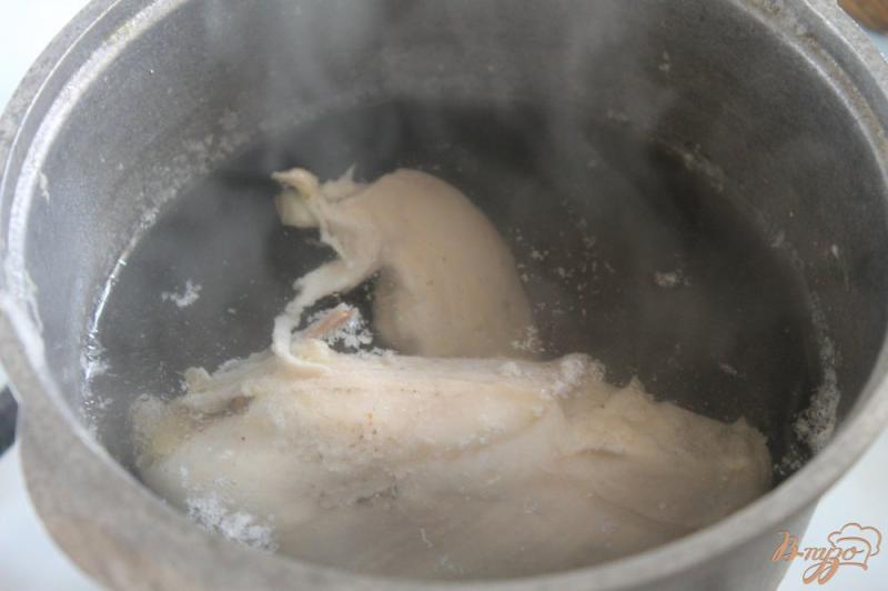 Фото приготовление рецепта: Паштет из куриной грудки и сливочного сыра шаг №1