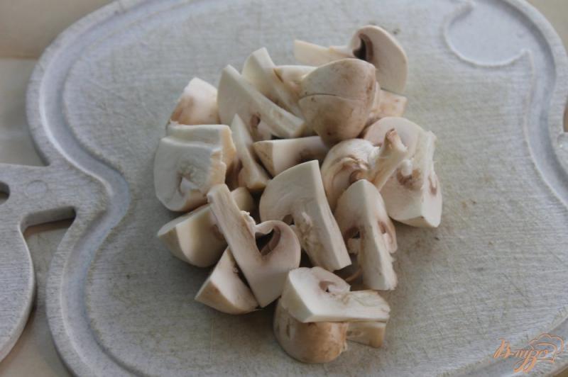 Фото приготовление рецепта: Салат с крабовыми палочками и жаренными грибами шаг №2