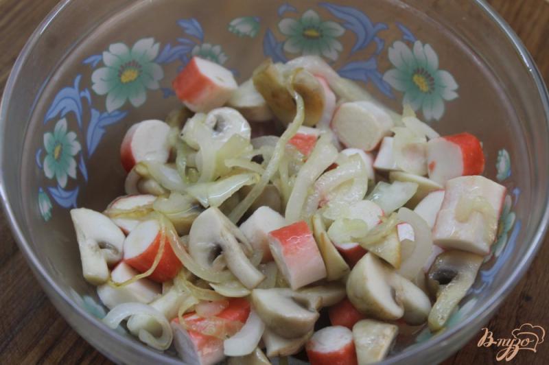 Фото приготовление рецепта: Салат с крабовыми палочками и жаренными грибами шаг №7