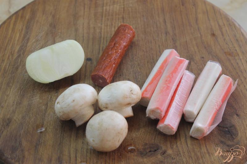 Фото приготовление рецепта: Салат с крабовыми палочками и жаренными грибами шаг №1
