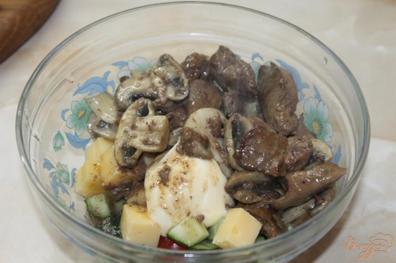 Фото приготовление рецепта: Салат с печенью и грибами с твердым сыром шаг №6