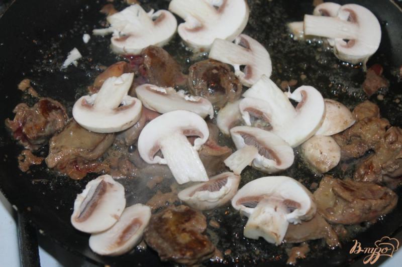 Фото приготовление рецепта: Салат с печенью и грибами с твердым сыром шаг №5