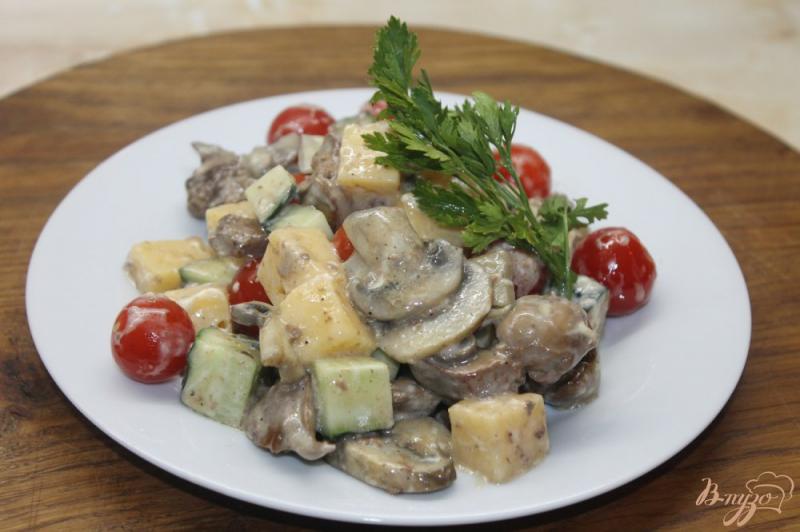 Фото приготовление рецепта: Салат с печенью и грибами с твердым сыром шаг №7
