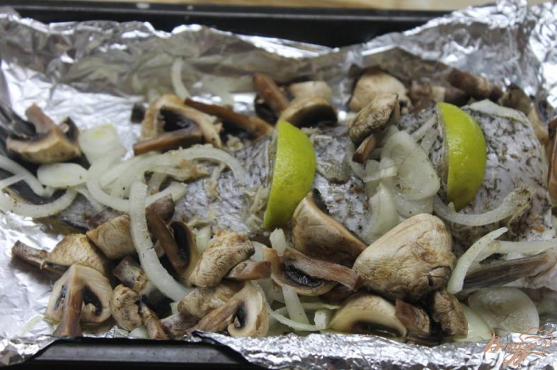 Фото приготовление рецепта: Щука запеченная с грибами шаг №5