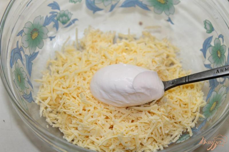 Фото приготовление рецепта: Горячие бутерброды с сырной массой и грибами шаг №5