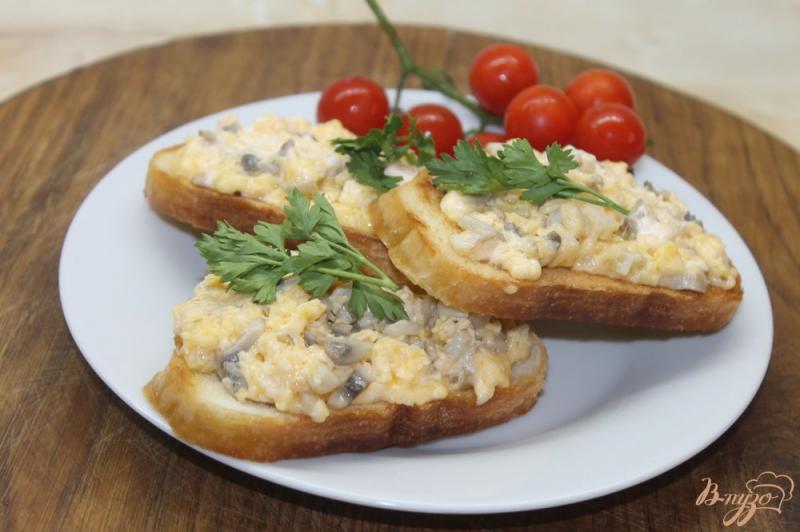 Фото приготовление рецепта: Горячие бутерброды с сырной массой и грибами шаг №9