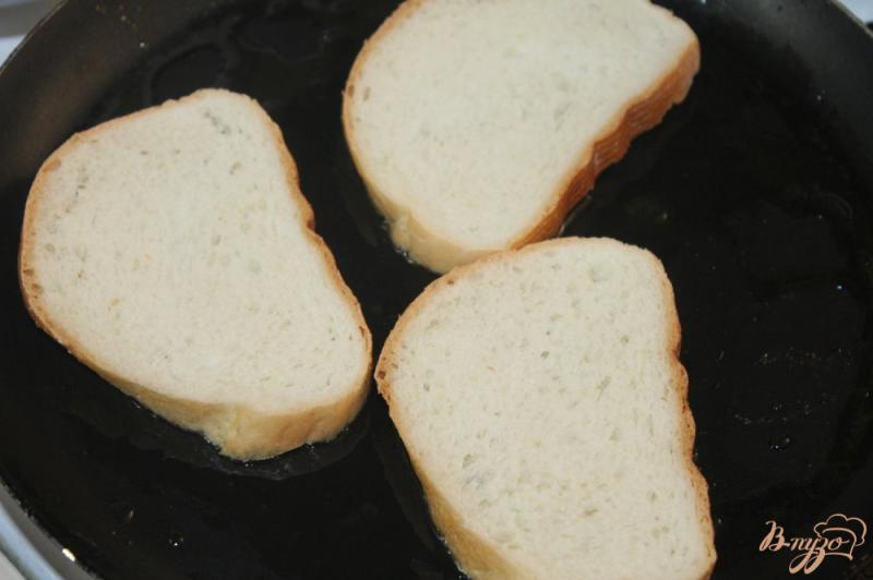 Фото приготовление рецепта: Горячие бутерброды с сырной массой и грибами шаг №2