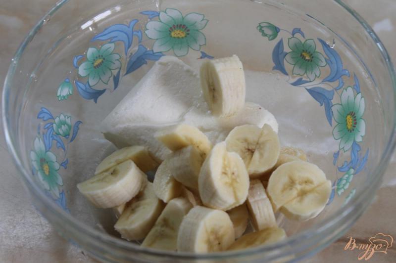 Фото приготовление рецепта: Шоколадно -  банановый творожный мусс шаг №2