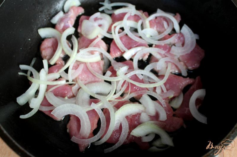 Фото приготовление рецепта: Картофель тушеный с телятиной, перцем и лепестками чернобрывцев шаг №2