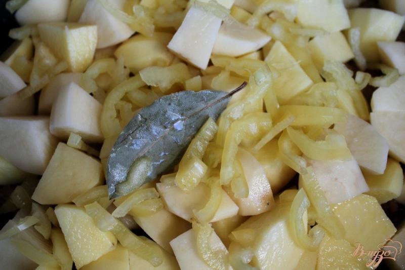 Фото приготовление рецепта: Картофель тушеный с телятиной, перцем и лепестками чернобрывцев шаг №4