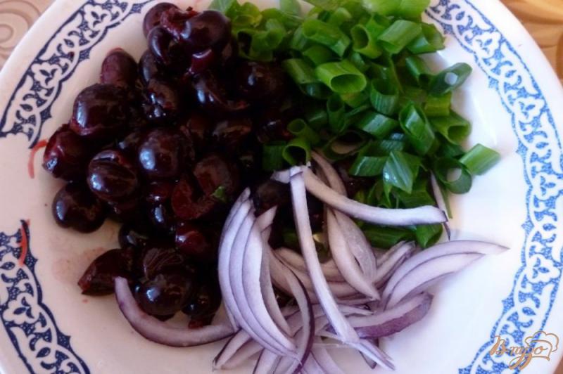 Фото приготовление рецепта: Салат из вишни шаг №2