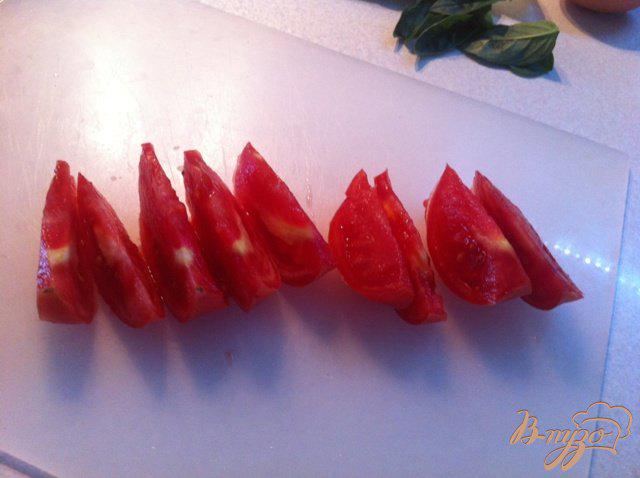 Фото приготовление рецепта: Яичница с томатами и сосисками шаг №2