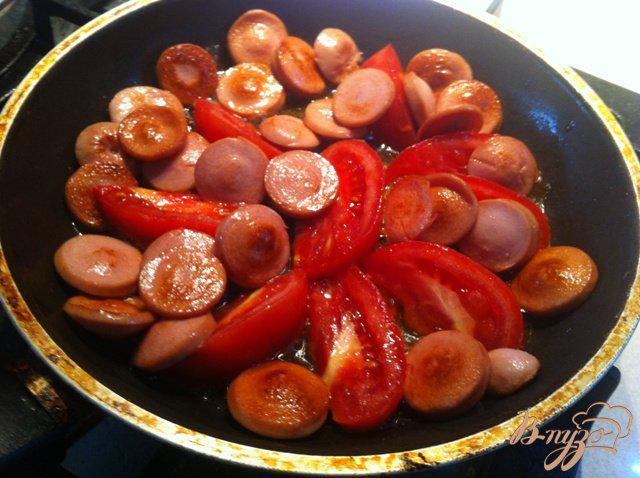 Фото приготовление рецепта: Яичница с томатами и сосисками шаг №3