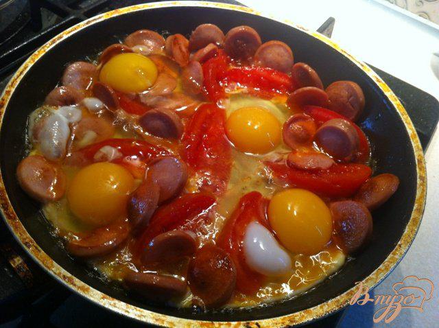 Фото приготовление рецепта: Яичница с томатами и сосисками шаг №4