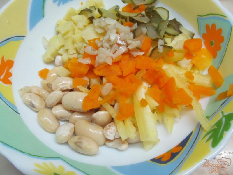 Фото приготовление рецепта: Салат из фасоли с печенным картофелем и перцем шаг №3