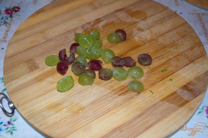 Фото приготовление рецепта: Быстрый салат с виноградом и сыром шаг №3