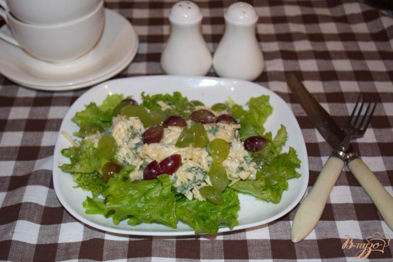 Фото приготовление рецепта: Быстрый салат с виноградом и сыром шаг №6