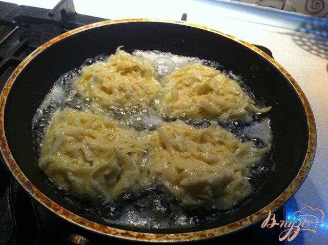 Фото приготовление рецепта: Картофельные оладьи с тартаром из лосося шаг №6
