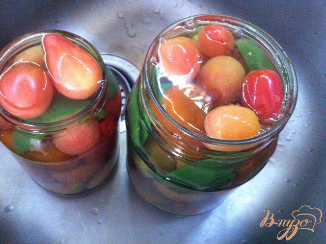 Фото приготовление рецепта: Маринованные помидоры с зеленым прцем шаг №5