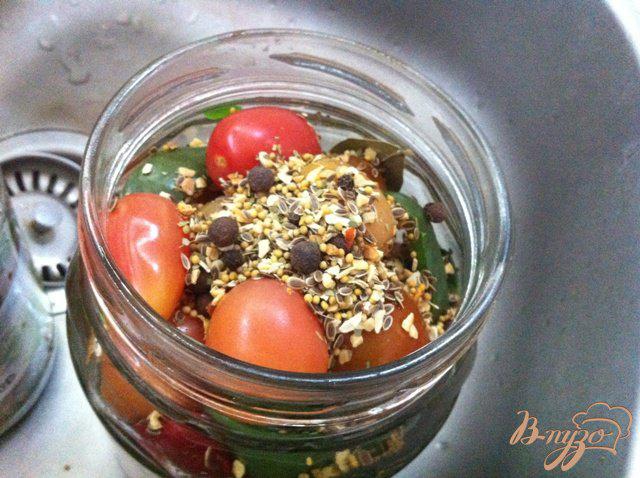 Фото приготовление рецепта: Маринованные помидоры с зеленым прцем шаг №7