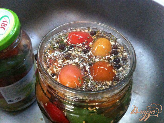 Фото приготовление рецепта: Маринованные помидоры с зеленым прцем шаг №8