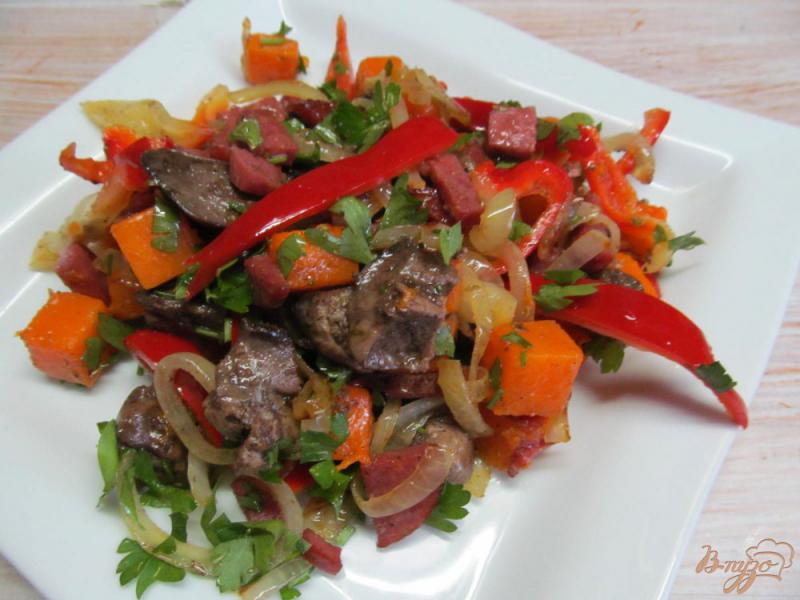 Фото приготовление рецепта: Теплый салат с тыквой и куриной печенью шаг №8