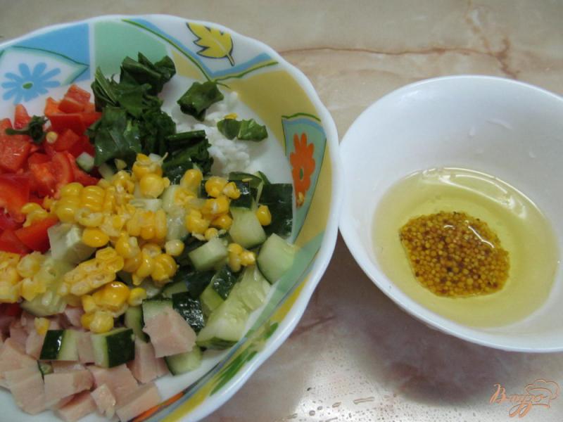 Фото приготовление рецепта: Салат с рисом ветчиной и овощами шаг №3