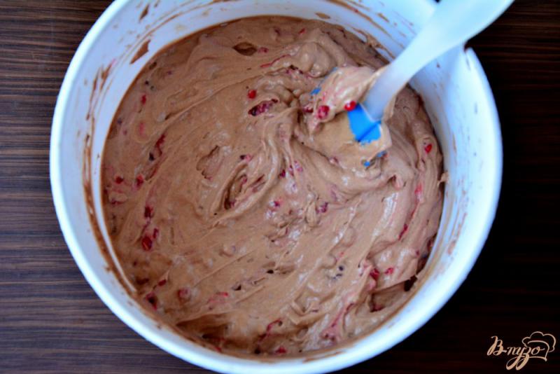Фото приготовление рецепта: Шоколадные кексы с  малиной и рикоттой шаг №4
