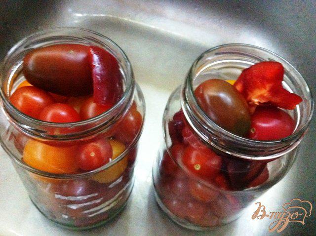 Фото приготовление рецепта: Помидоры черри в томатной заливке с болгарским перцем шаг №7