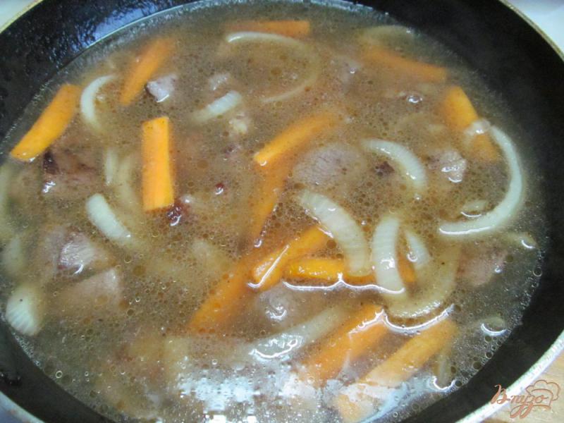 Фото приготовление рецепта: Телятина в макаронах с фасолью шаг №4