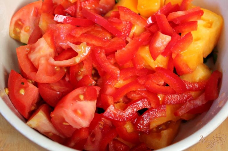 Фото приготовление рецепта: Салат из помидор и перепелиных яиц шаг №3