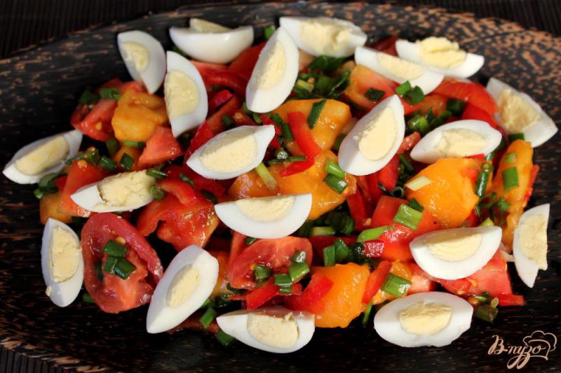 Фото приготовление рецепта: Салат из помидор и перепелиных яиц шаг №5