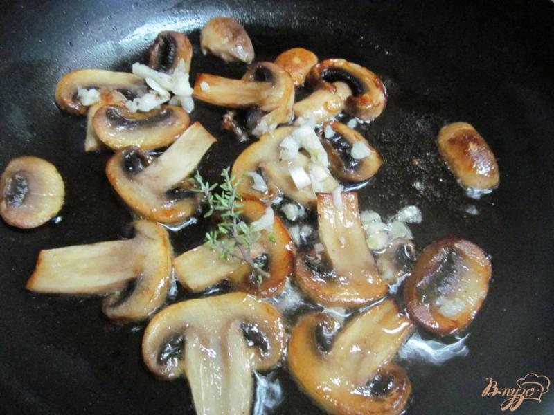 Фото приготовление рецепта: Полента с грибами и яйцом шаг №1
