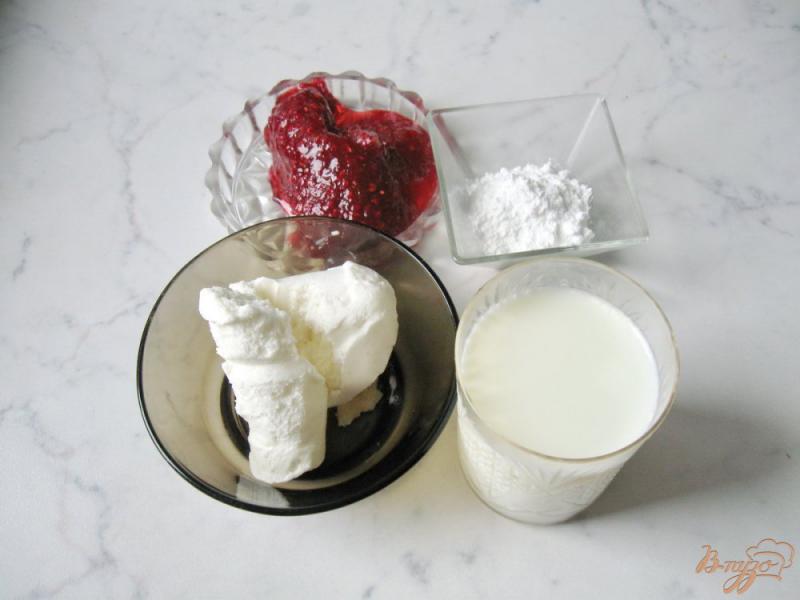 Фото приготовление рецепта: Молочный коктейль с малиновым вареньем шаг №1