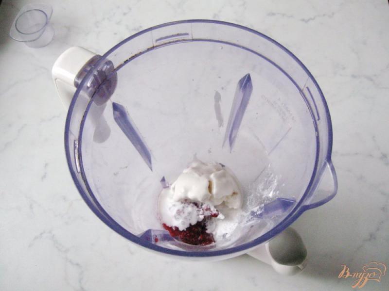 Фото приготовление рецепта: Молочный коктейль с малиновым вареньем шаг №3