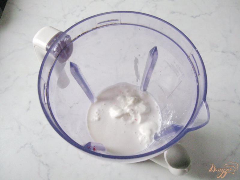 Фото приготовление рецепта: Молочный коктейль с малиновым вареньем шаг №4
