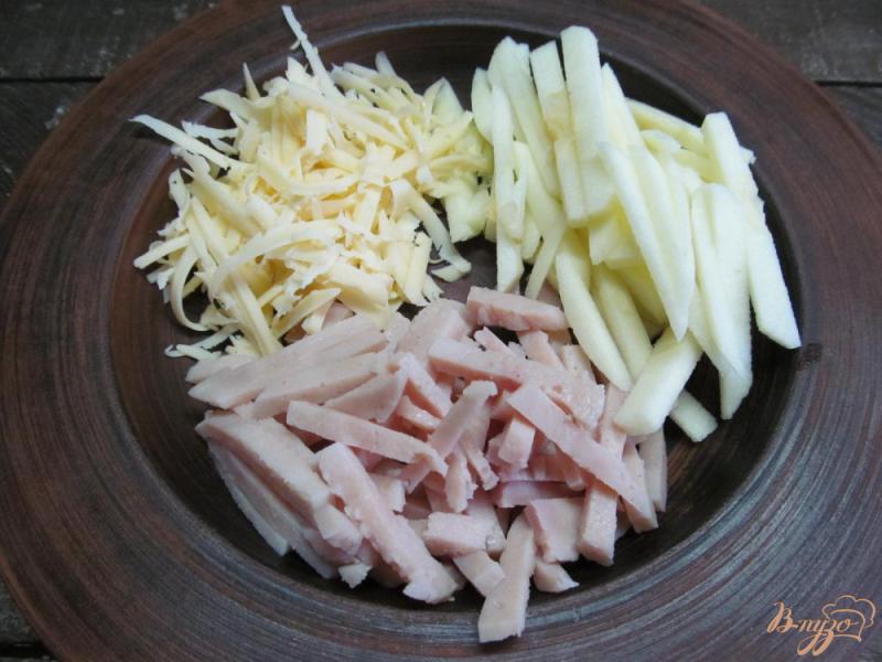 Фото приготовление рецепта: Салат с ветчиной сыром и яблоком шаг №4