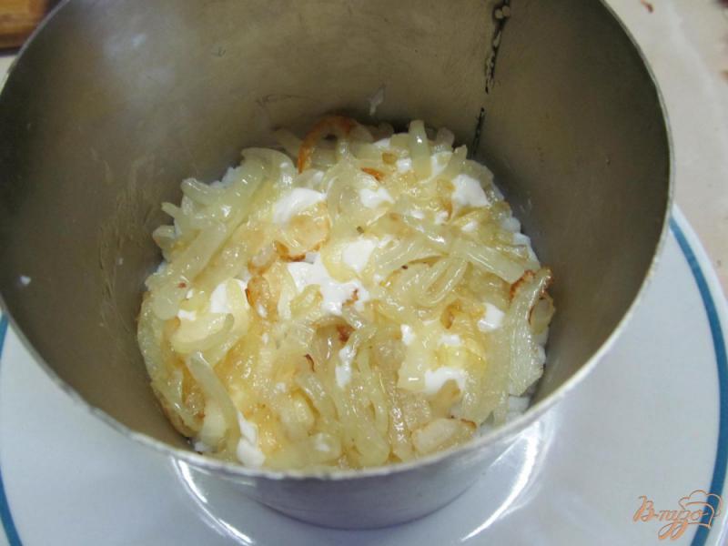 Фото приготовление рецепта: Слоенный салат из кукурузы яйца и риса шаг №6