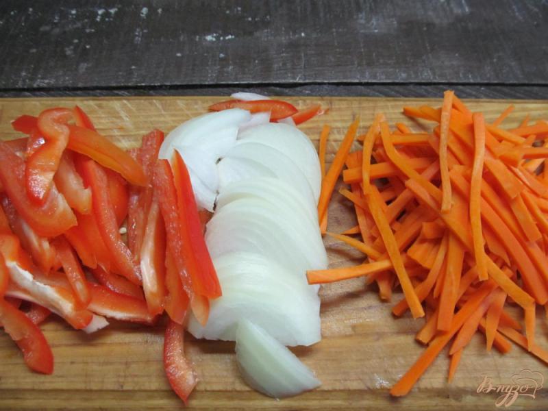 Фото приготовление рецепта: Салат из жаренных баклажанов шаг №2