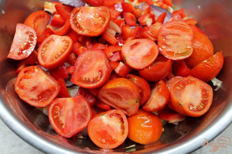 Фото приготовление рецепта: Каре ягненка запеченое с капустой, помидорами и перцем шаг №4