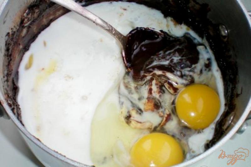 Фото приготовление рецепта: Торт на заварном шоколаде с грецкими орехами и сметанным кремом шаг №3