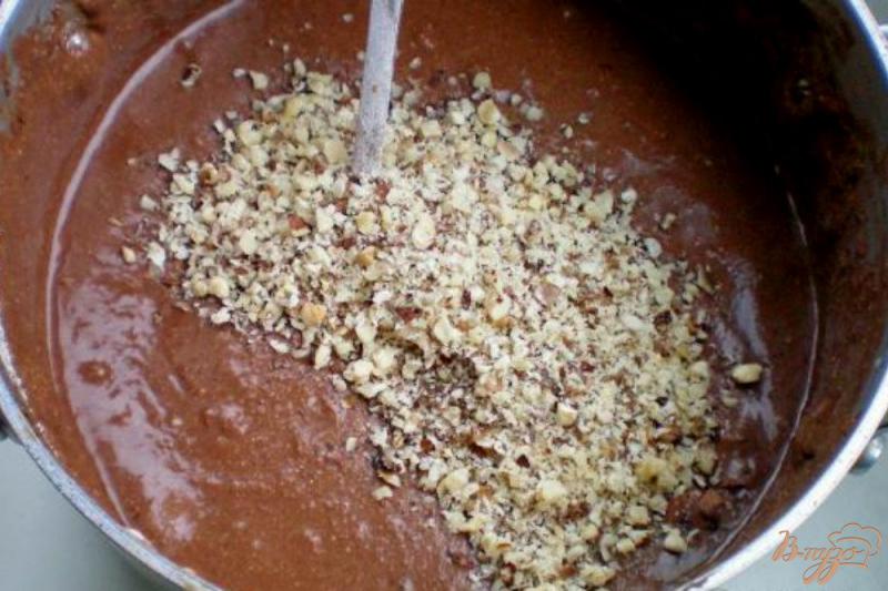 Фото приготовление рецепта: Торт на заварном шоколаде с грецкими орехами и сметанным кремом шаг №5