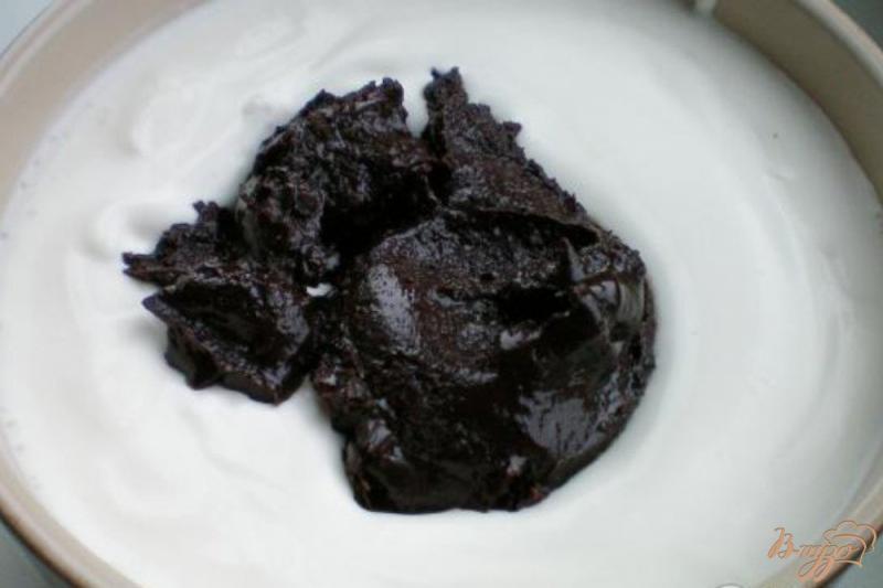 Фото приготовление рецепта: Торт на заварном шоколаде с грецкими орехами и сметанным кремом шаг №7