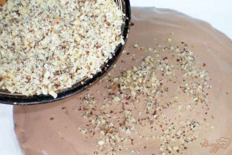 Фото приготовление рецепта: Торт на заварном шоколаде с грецкими орехами и сметанным кремом шаг №9